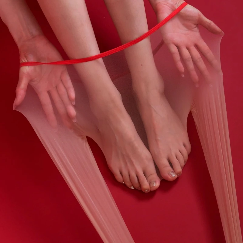 nylon-feet-line-the-truth-about-these-ultra-thin-sheer-tights-for