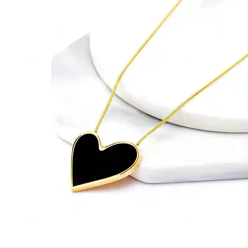 Europäische und amerikanische sexy schwarze Pfirsichherz-Anhänger-Halskette aus Edelstahl, sexy Halsketten-Accessoires für Frauen