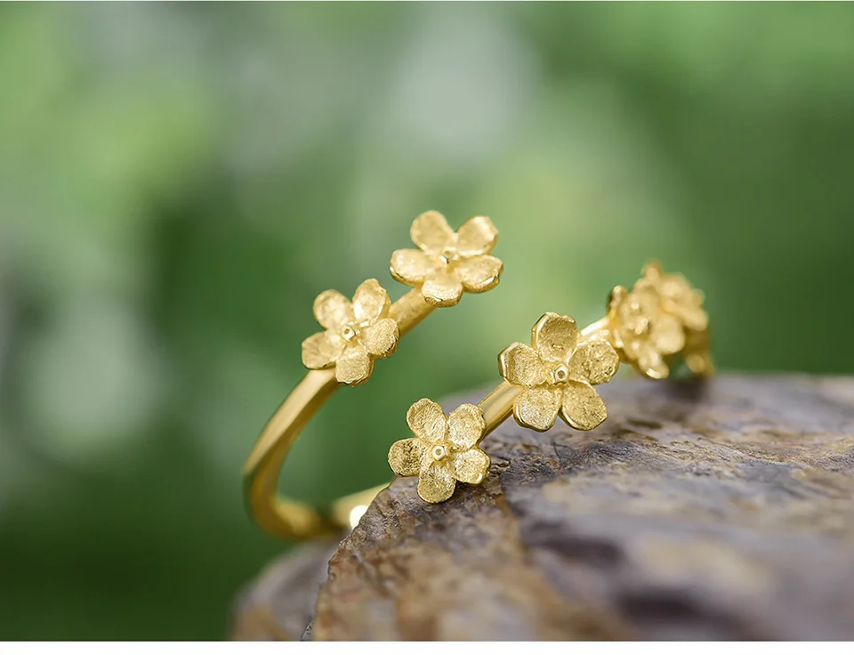 Forget Me Not Ring Gold Closeup