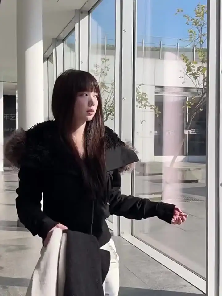 Женская флисовая куртка с меховым воротником