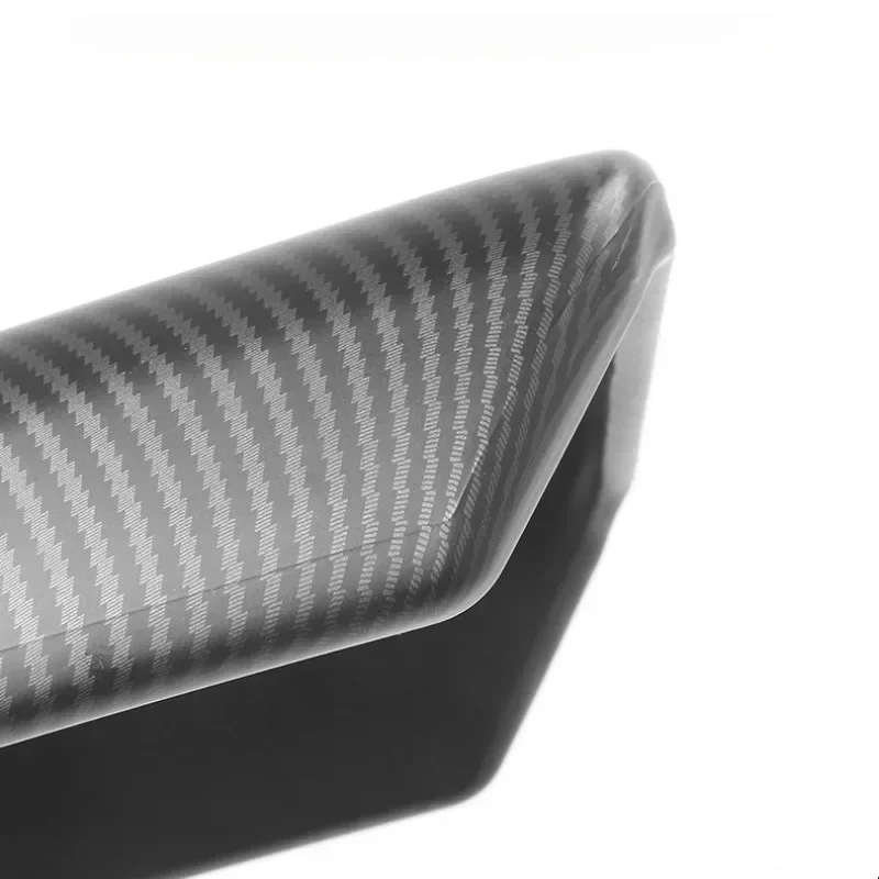 Detailopname carbon structuur afwerking armsteunplaat