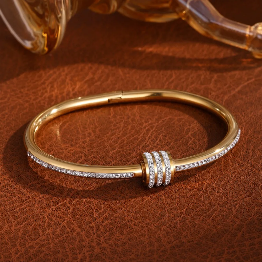 طقم أساور فاخر بتصميم ناعم ومزين بفصوص لامعة