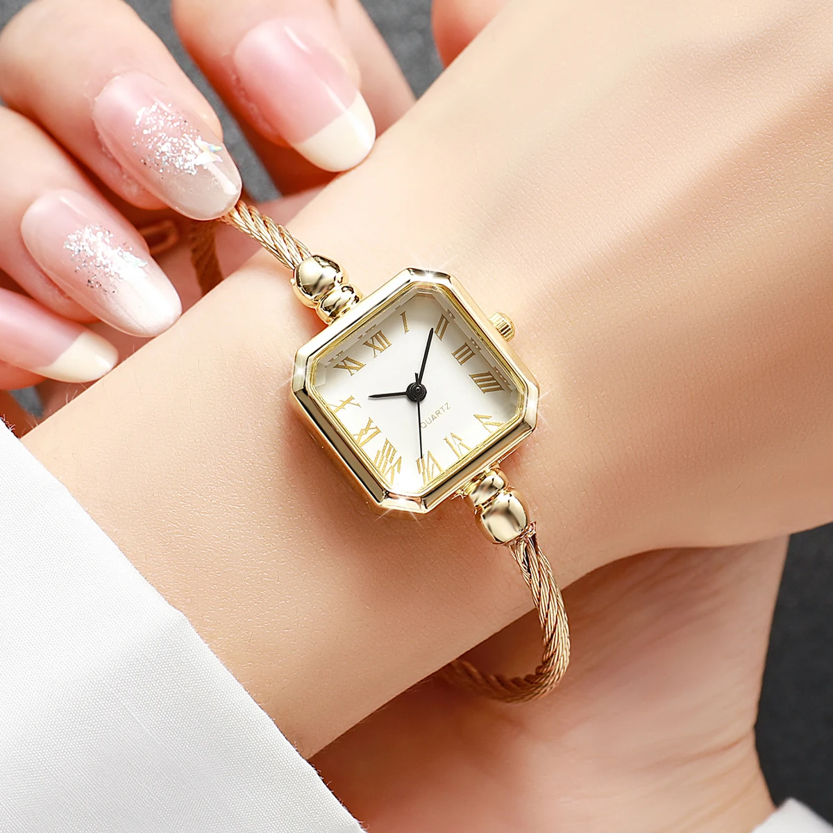 1/4pcs Women's Gift Watch Exquisite Light Luxury Simple Small Dial Korean Bracelet Quartz Watch (Box Not Included)