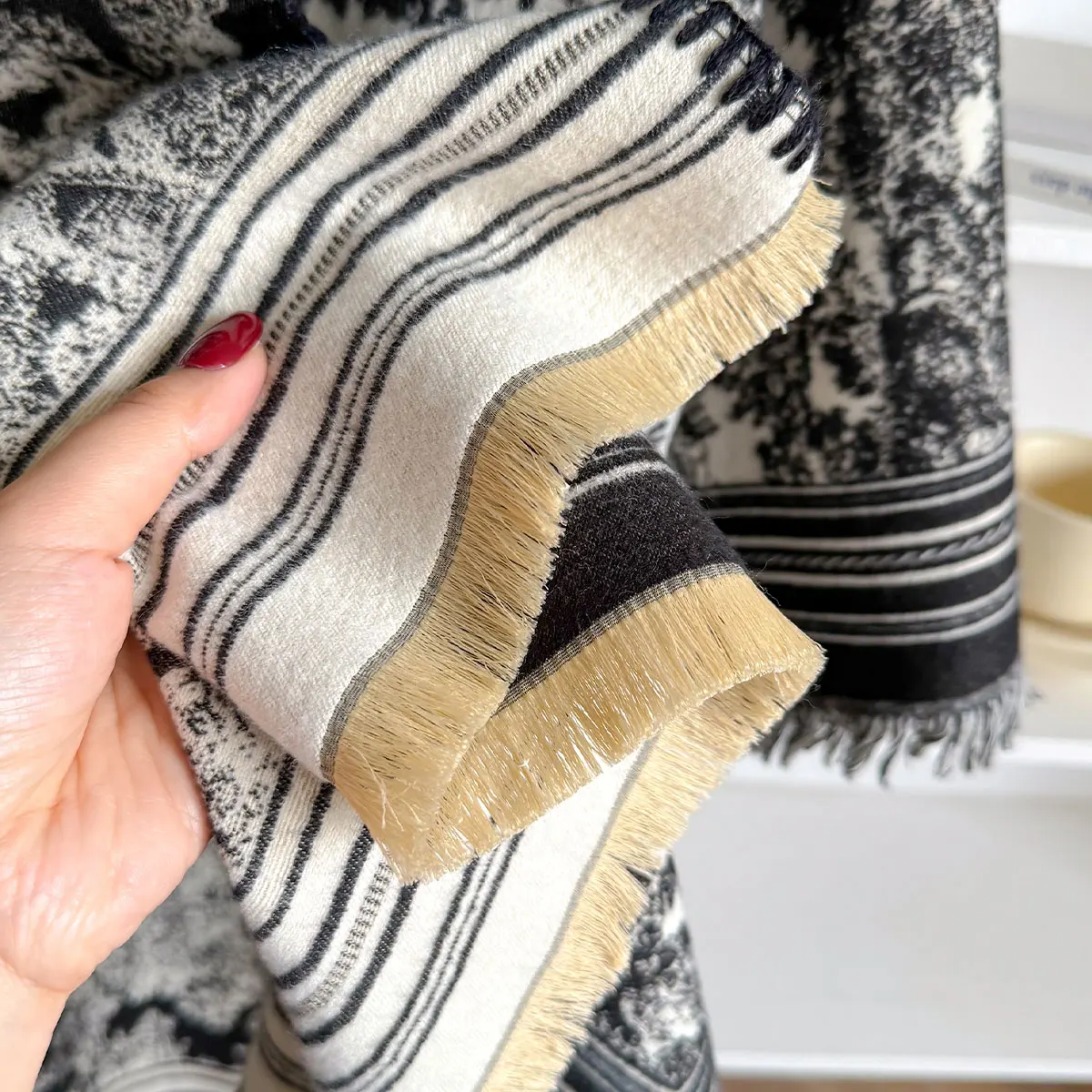 Fashion Elegant Kerchief Jacquard Imitate Cashmere Shawl Autumn Winter Women Cape Long Scarf Wrap Thick Foulard Bufanda Pashmina