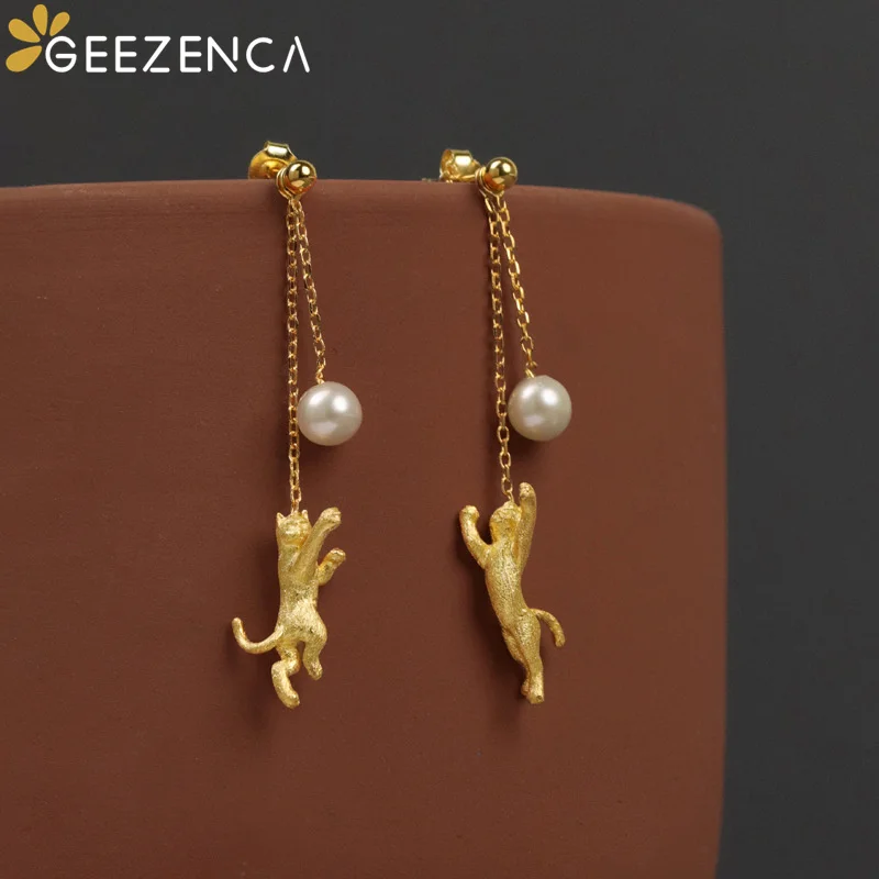 GEEZENCA 골드 도금 고양이, 진주 달린 귀걸이, 귀여운 새끼 고양이, 공 놀이, 긴 술 귀걸이
