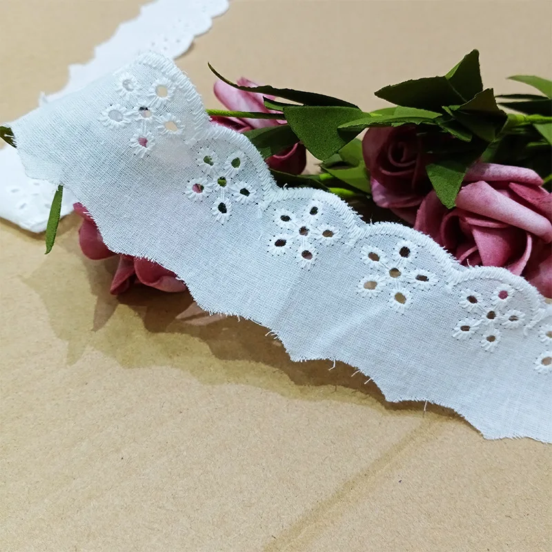

Дешевая 4,3 см Ширина 14 ярдов/партия Классическая Цветочная бумага с пятью отверстиями белая хлопковая ткань вышитая кружевная отделка для домашнего текстиля X1417