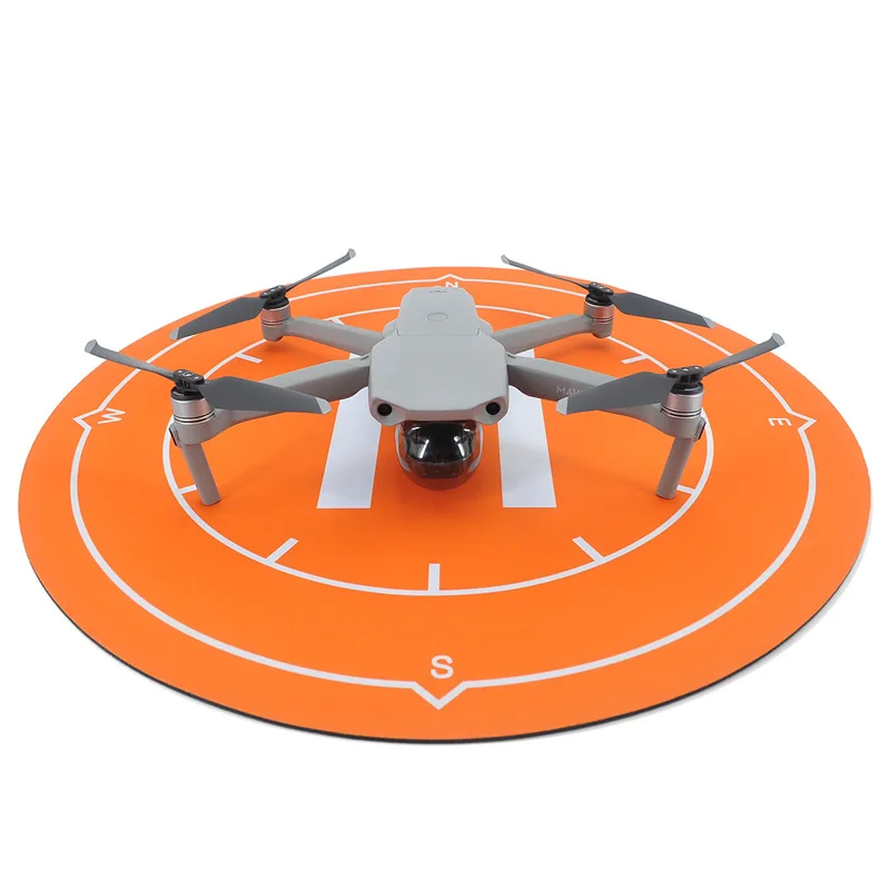 Tapis d'atterrissage pour drone déplié au sol, surface antidérapante texturée visible.