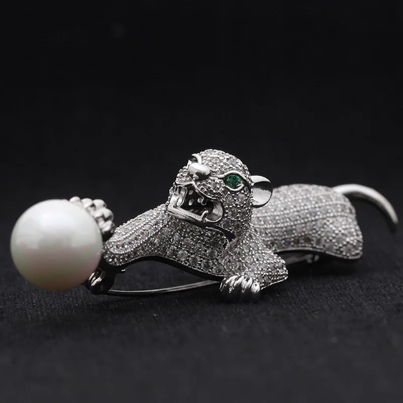 

Donia Jewelry Fashion Green Eye Leopard Titanium Steel Micro-Inlaid AAA Zircon Animal Brooch Exquisite Pearl Pin