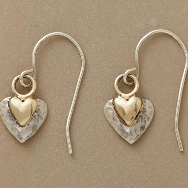 Vintage Design 2-farbige Metallschnitzerei Doppelherz Damenohrringe Einfache trendige baumelnde Ohrringe Damenschmuck