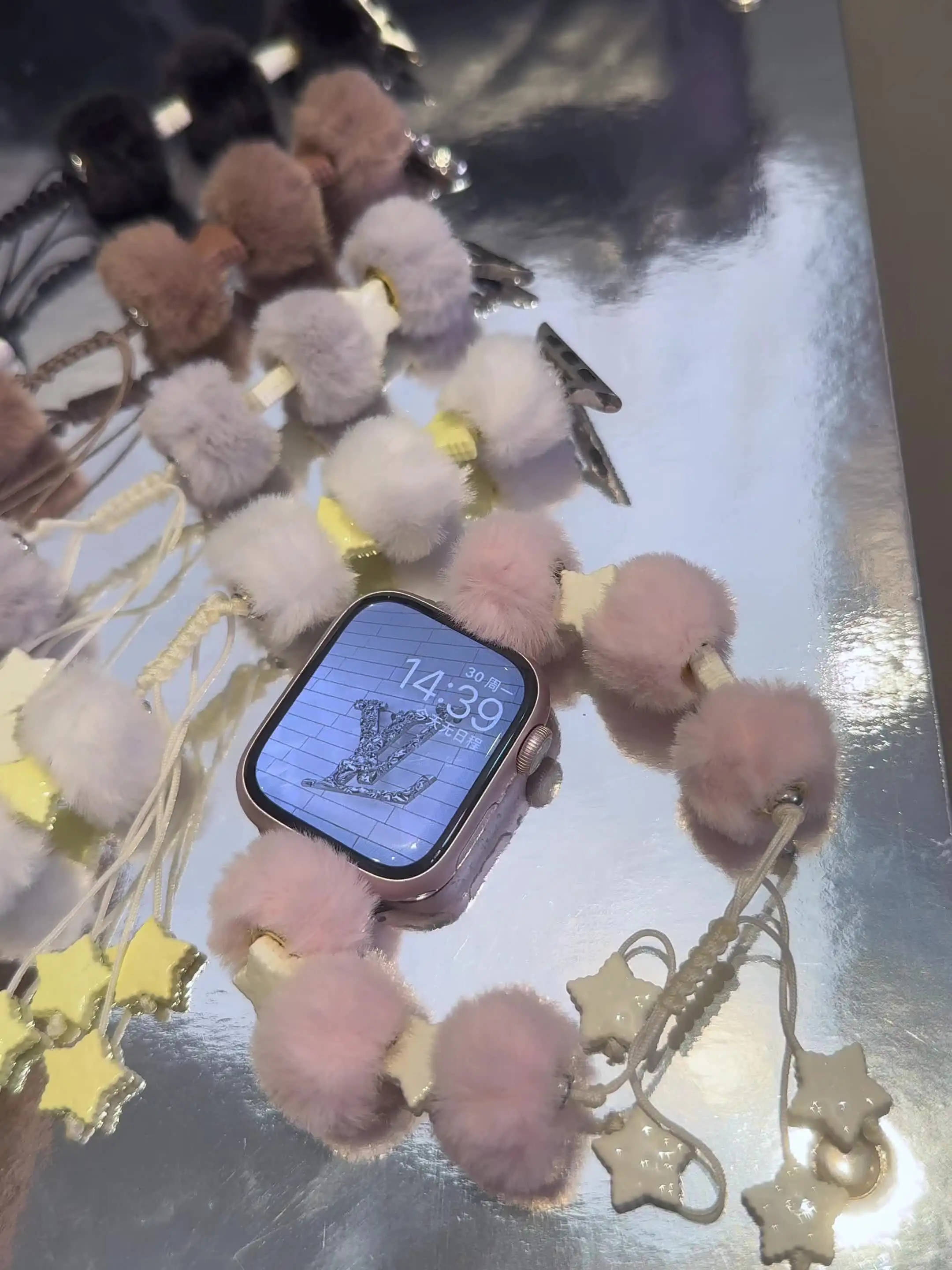 Ремешок с пушистыми шариками и бусинами для Apple Watch S10 42/46 мм 41/45 регулируемый