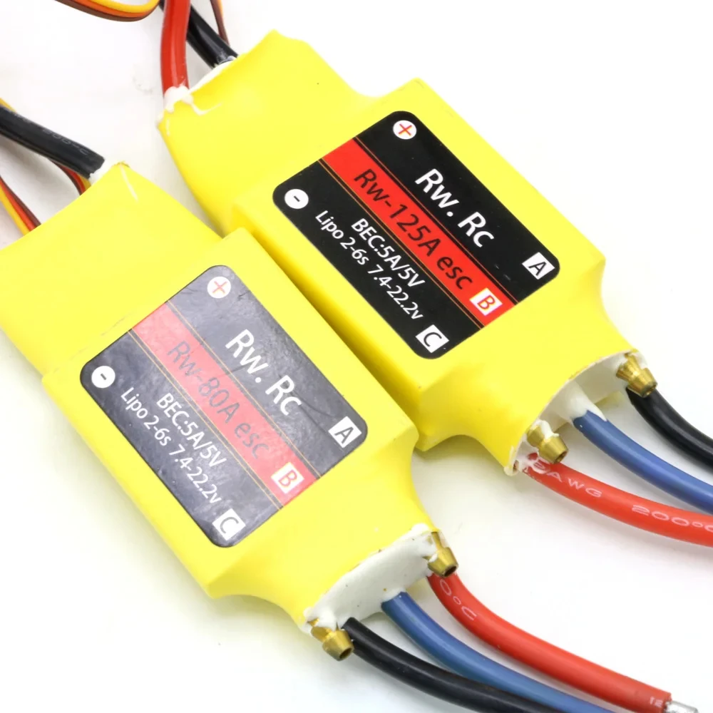 Variateur ESC pour bateau RC et moteur brushless, prêts pour l'installation, sur fond blanc.