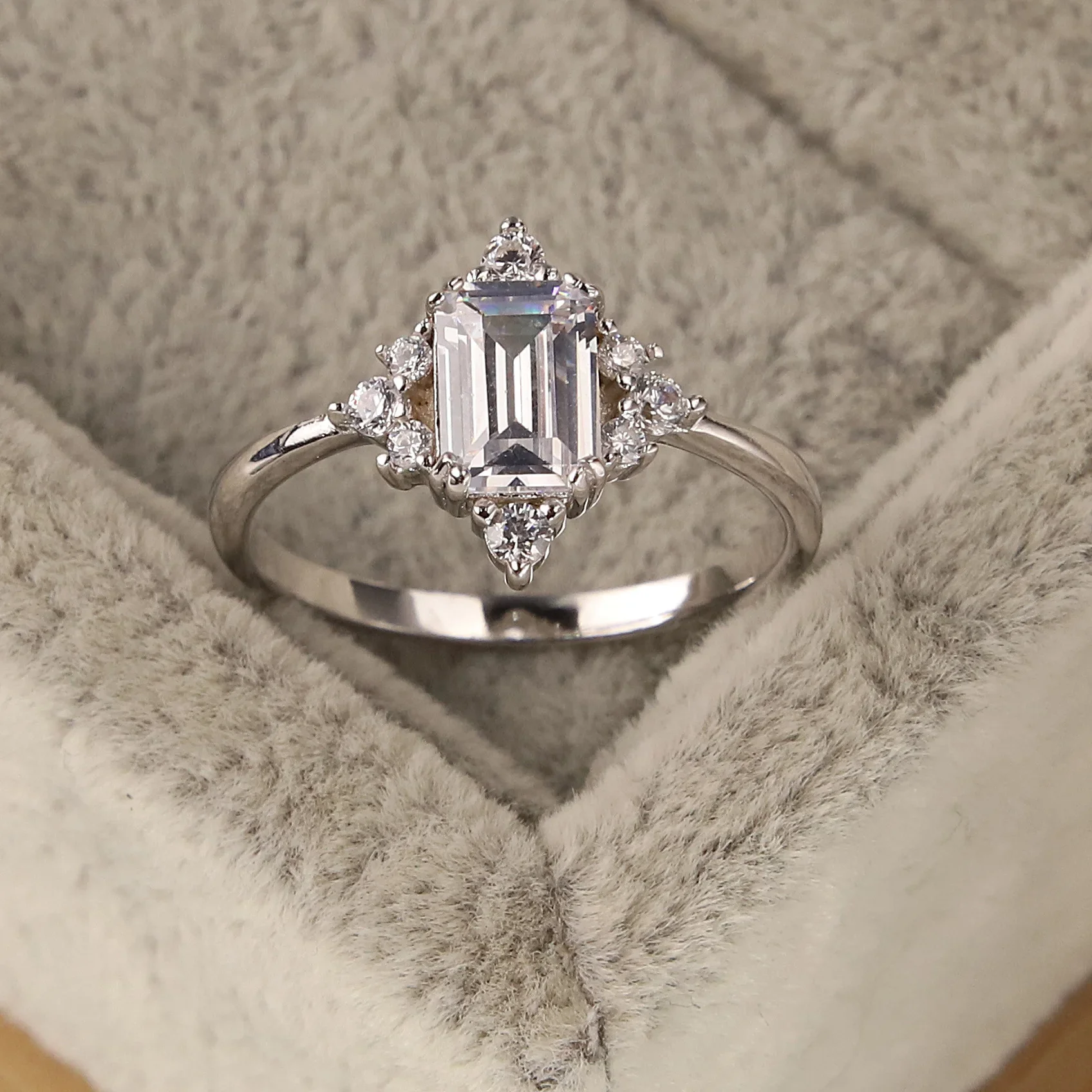 

Женское кольцо из серебра пробы с гранатом и Рогами