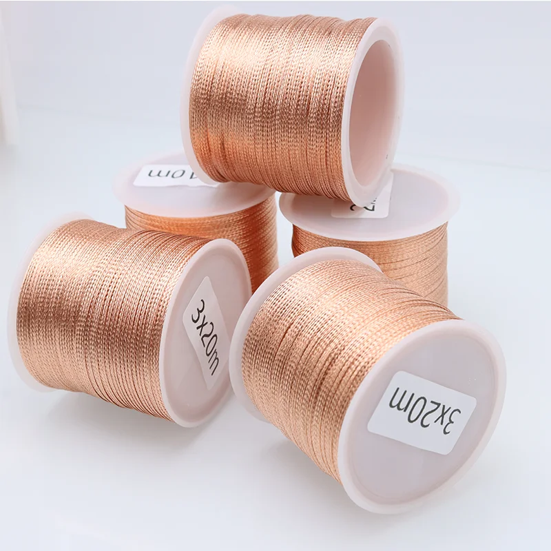Gros plan sur le fil de fer à ligaturer pour modélisme - Résistant et flexible, montrant sa texture lisse et sa couleur métallique.