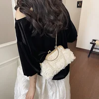 Sac à main élégant à motif floral avec fermoir Kisslock, sac à bandoulière pour femme avec perles et sangle métallique, idéal pour mariage et soirée, sac bandoulière à chaîne élégante 2026 2