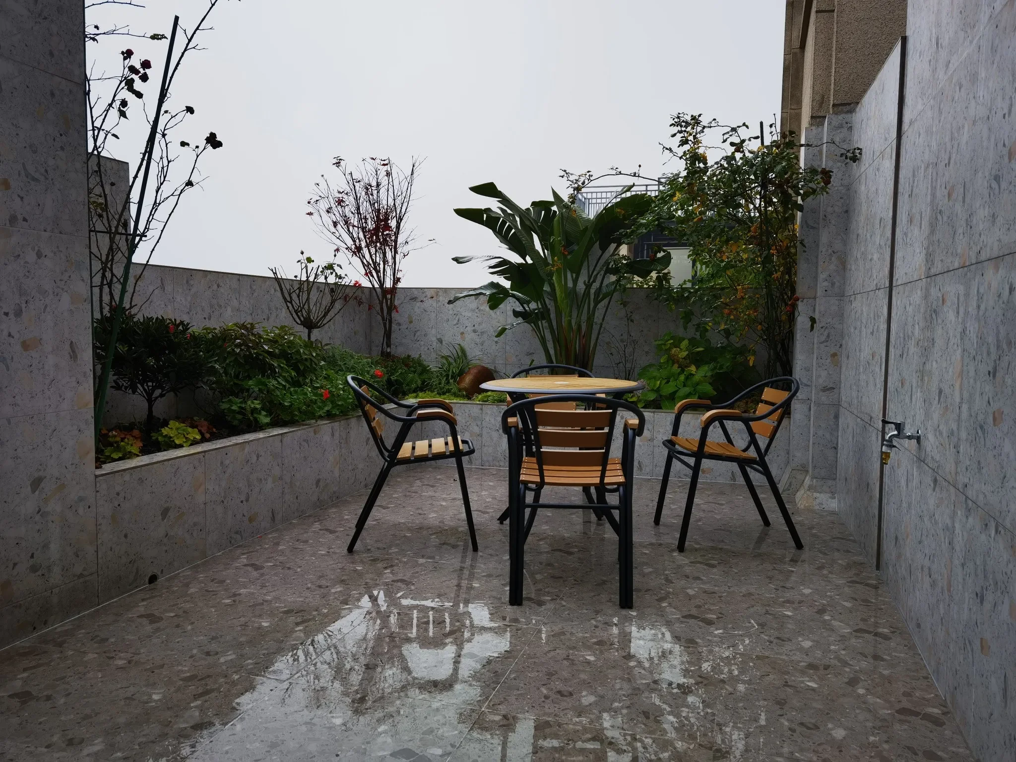 Description Picture 2 of itemModern Simple Solid Wood Garden Furniture Sets Wrought Iron Patio Furniture Leisure Table and Chair Balcony Outdoor Furniture