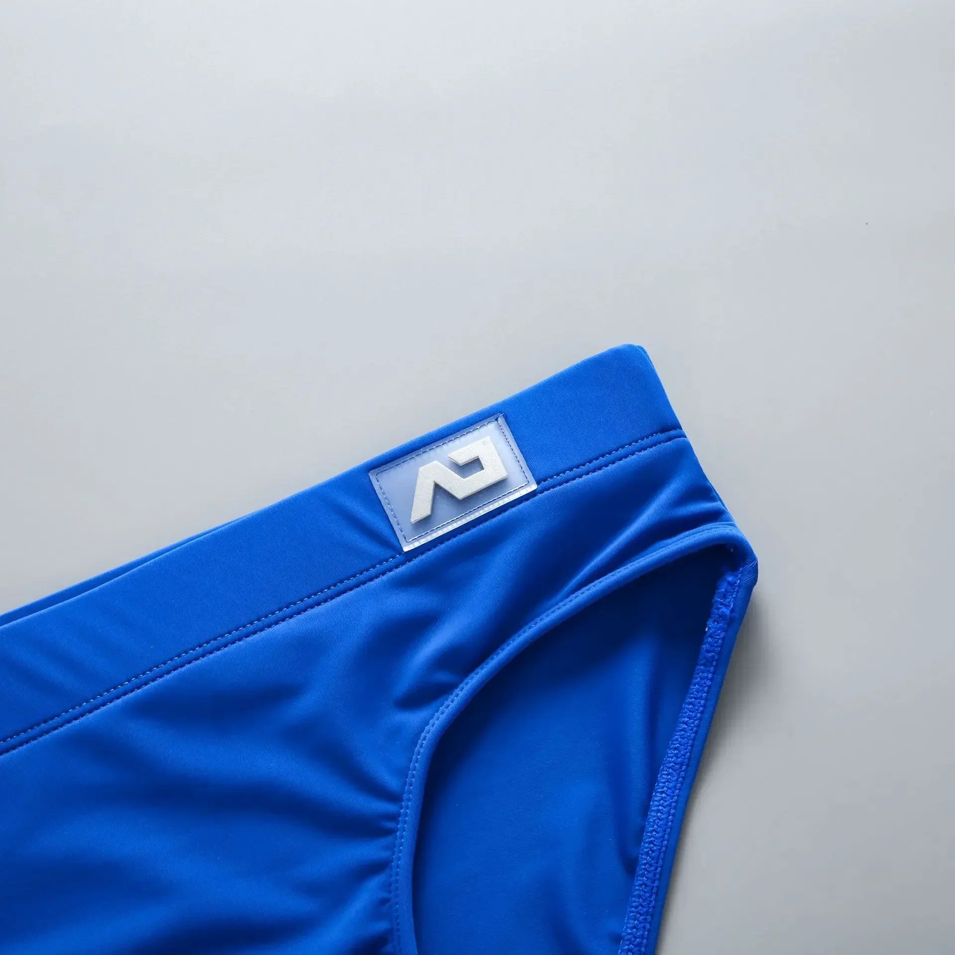 Men's swimming trunks with low waist, sexy, big, anti-embarrassing, quick-drying young men's sports briefs addicted 2