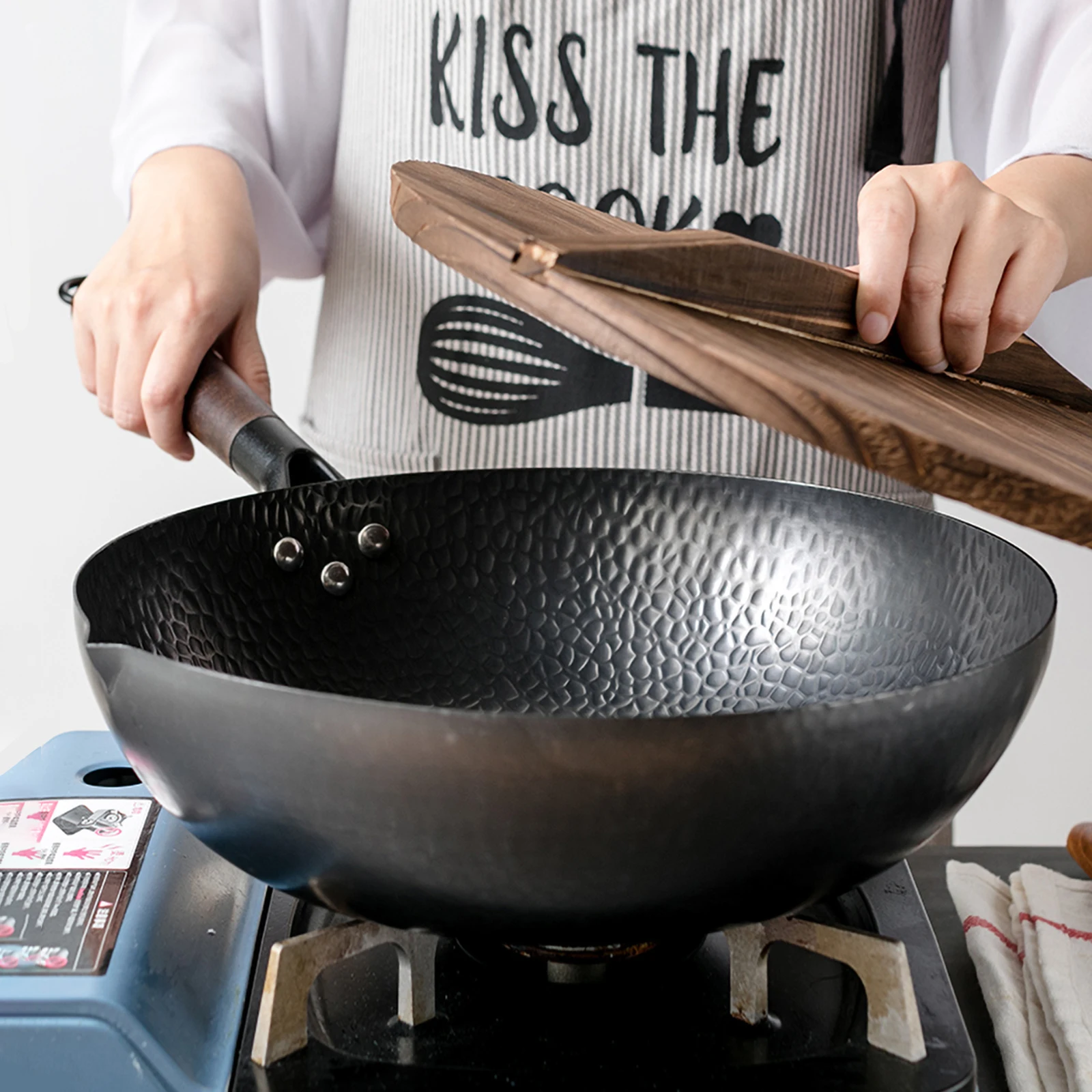 Hand Hammered Iron Wok 4