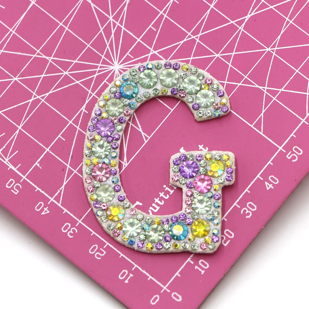 Neue 1 Stück A-Z Aufbügelbare Bunte Strass-Buchstaben-Patches für Kleidung Stickerei-Applikationen Kleidungsetiketten DIY-Zubehör – Detail 7