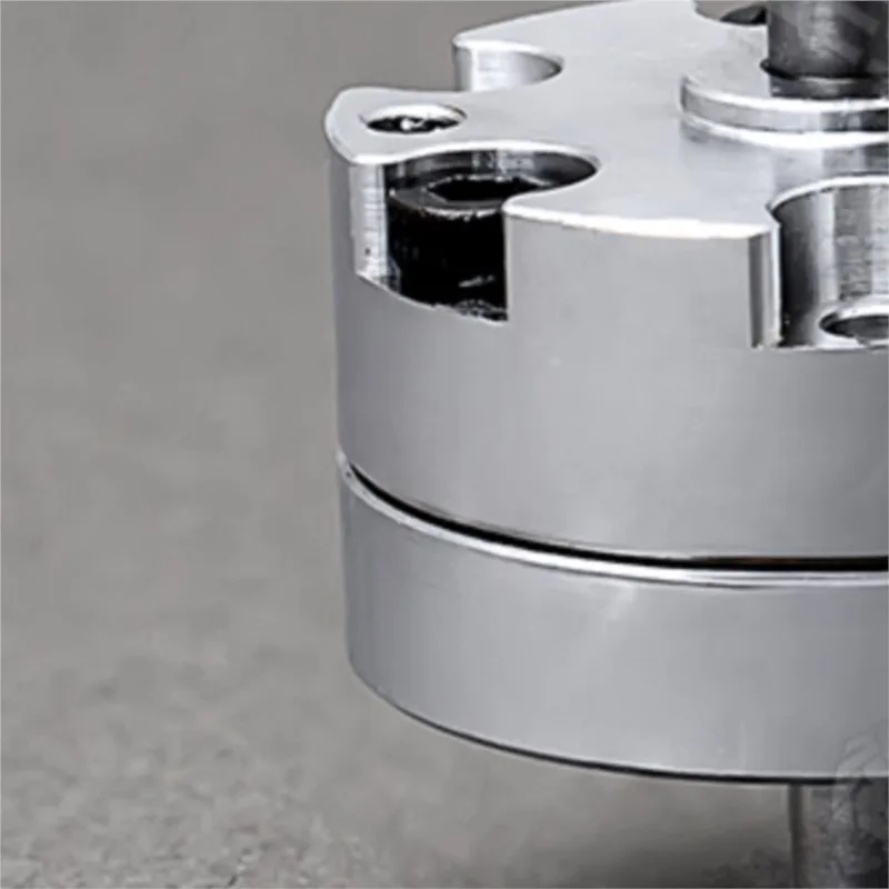 Cylindre rotatif LESU 270° monté sur grue RC 1/14, montrant son articulation métallique