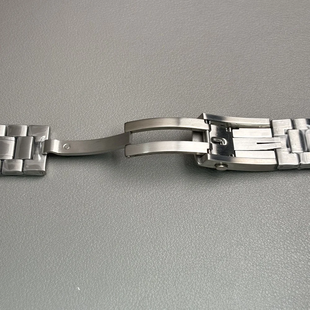 Moon Metal Chronograph Watch with Fashion Business Design and Sealed Back