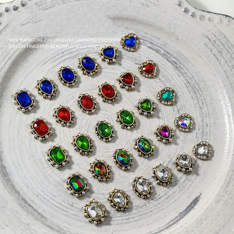 

Posh Diamonds：Vintage Royal Court Charms Flash Glaze Green Crystal Alloy Shurima Style Retro Gold Metal Nail Tip Adorn Jewellery