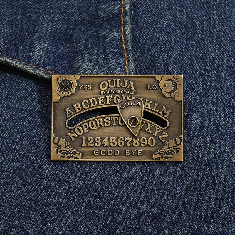 Übernat ürliches Spiel Emaille Pin benutzer definierte Wahrsagerei Brettspiel Filme Abzeichen Revers Rucksack Brosche Punk Hexe Schmuck Großhandel – Detail 7