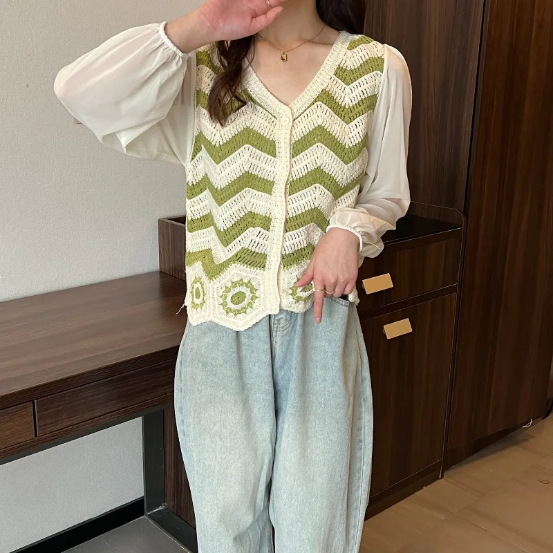 

Hook flower hollowed out V-neck long sleeved knit shirt for women autumn 2023 and beautiful unique shirt cardigan female top