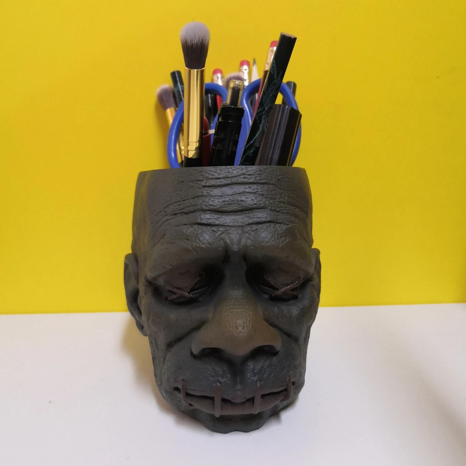 

Shrunken Head Makeup Brush Holder Pen Pencil Holder Creepy Vanity Desk Office Organizer Stationary Halloween Decor Planter