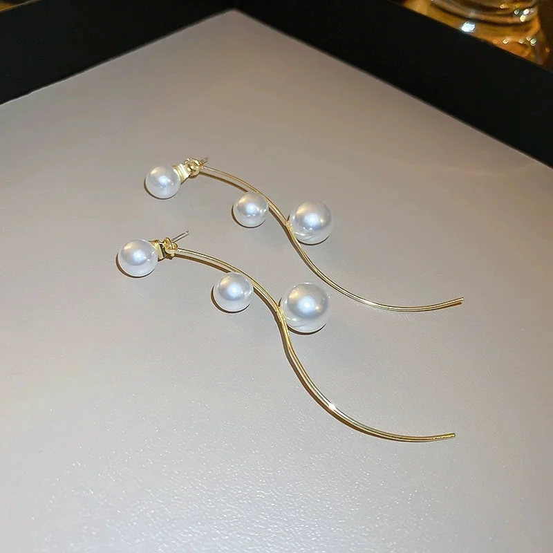 Pearl drop detail emphasizing the geometric structure