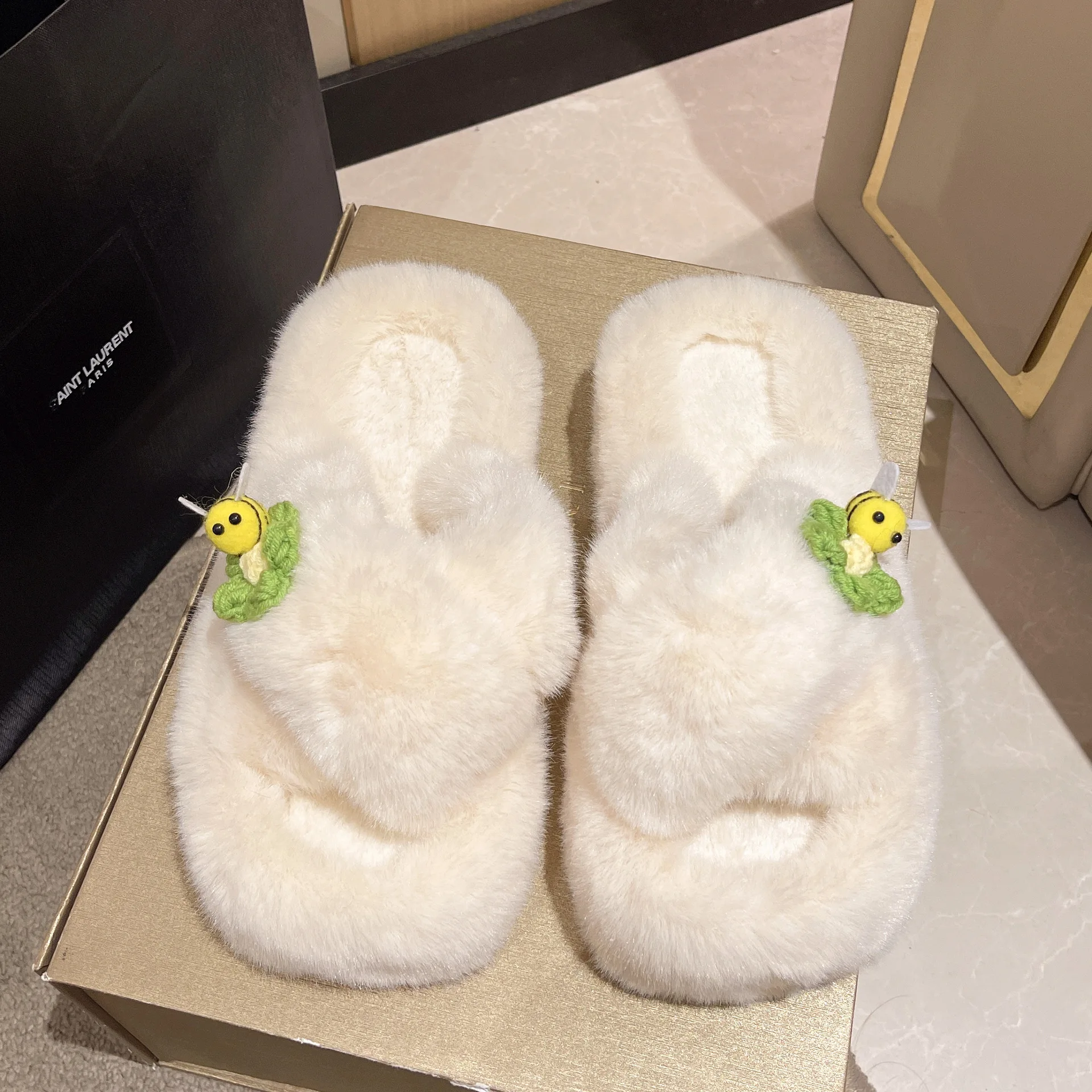 2023 New summer andAutumn fashion cross fluffy slippers women's indoor and outdoor one word flat cotton slippers ATD205