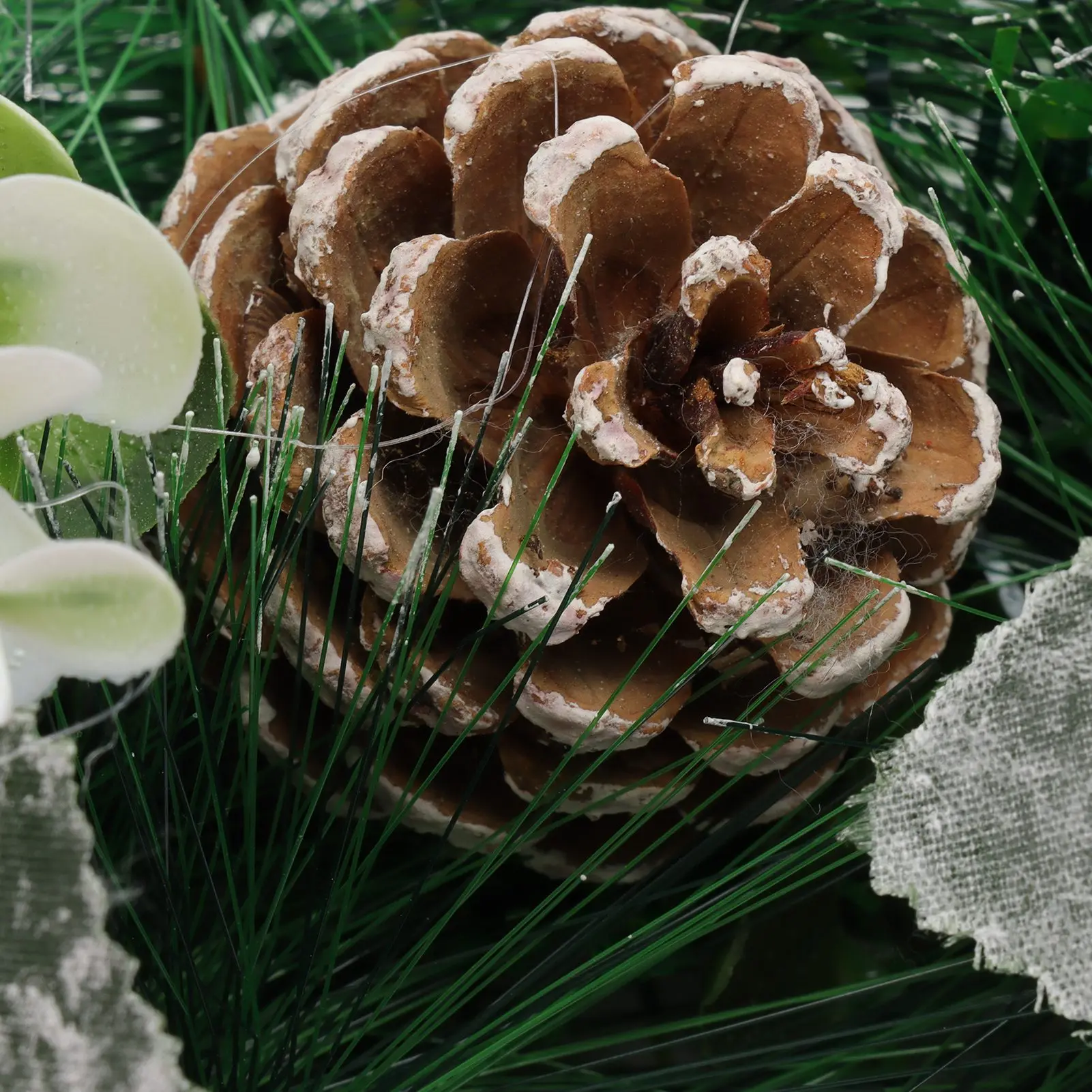 Рисунок 3 - Рождественская гирлянда из искусственного