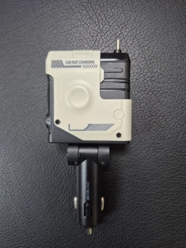 Chargeur Allume-Cigare 4-en-1 Rétractable (120W) : Station de Charge Rapide avec Câbles Intégrés & Voltmètre