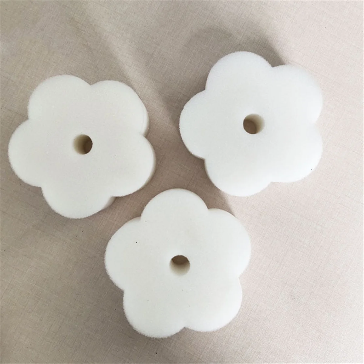SEMOIC 30Pcs White Flower Type Filter Sponge Oil Scum Sponge Filter Swimming Pool Oil Absorbing Flower Type for Pool Tub
