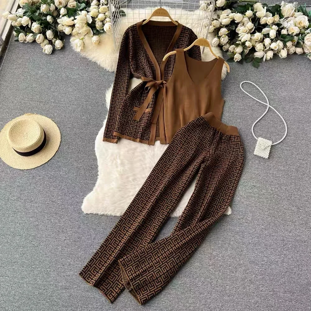 Modern knitted suit made of jacquard fabric consisting of three pieces, export quality in European and American style.