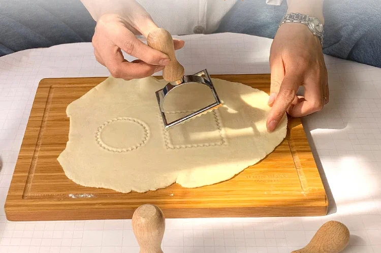 Description Picture 2 of itemPastry Press Mold Ravioli Cutter Dumpling Lace Embossing Device Ravioli Maker Mold Ravioli Stamp Cookie Mold Kitchen Baking Tool