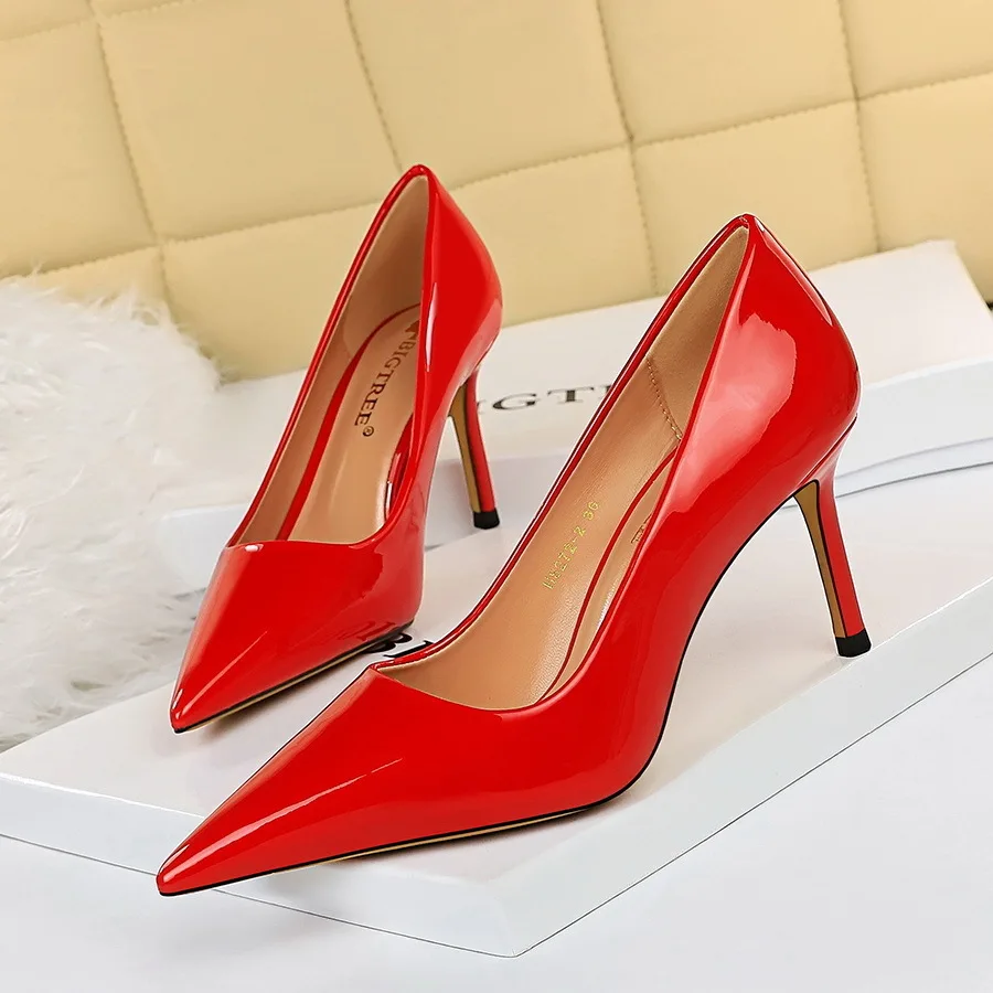 thumbnail image 1 of Zapatos de tacón alto profesionales, delgados y sexys, con punta puntiaguda y boca baja de cuero lacado brillante estilo mujer, 1 of 5