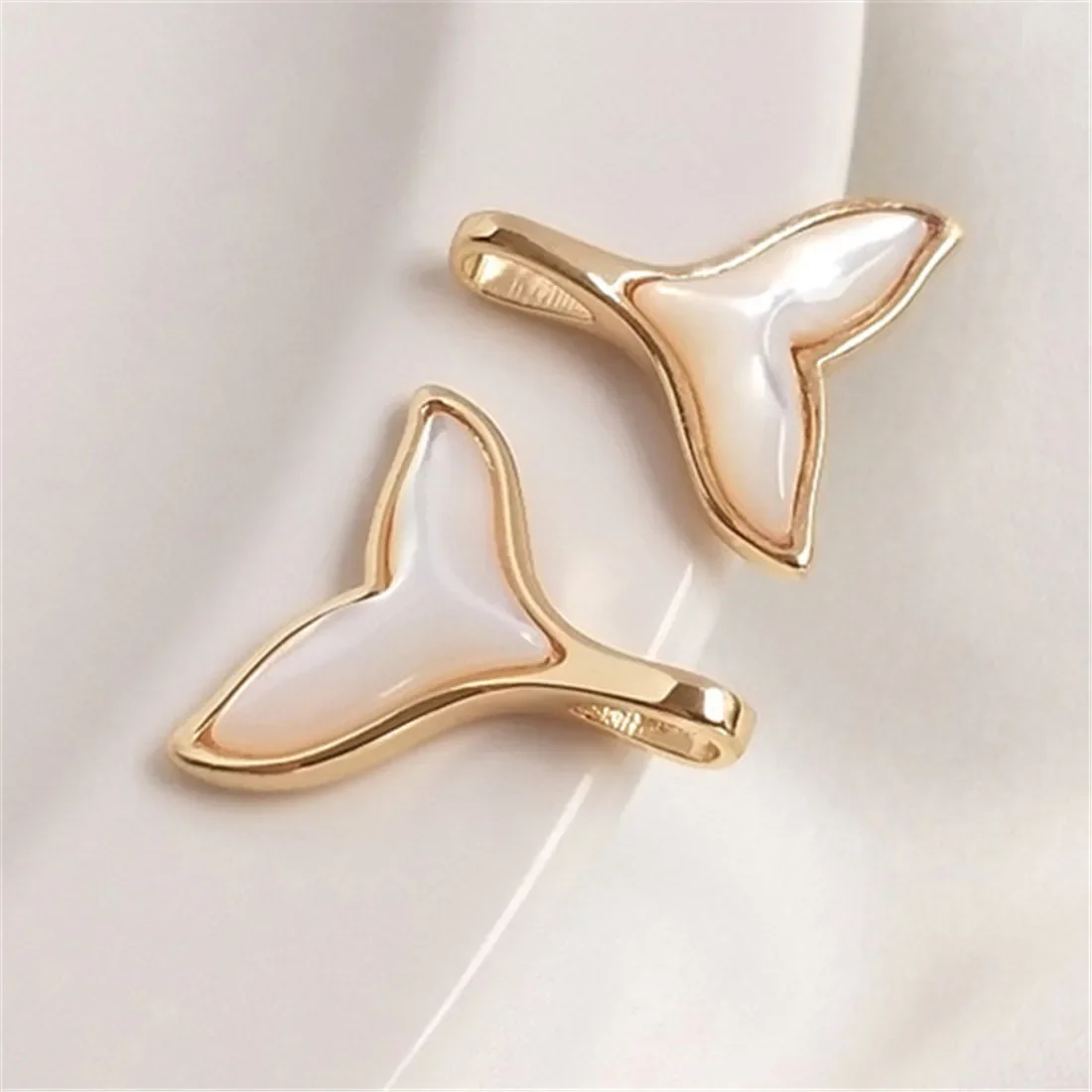 

14K Gold Inlaid Curved Cat's Eye Natural Shell Mermaid Tail Whale Tail Pendant Diy Clavicle Chain C391