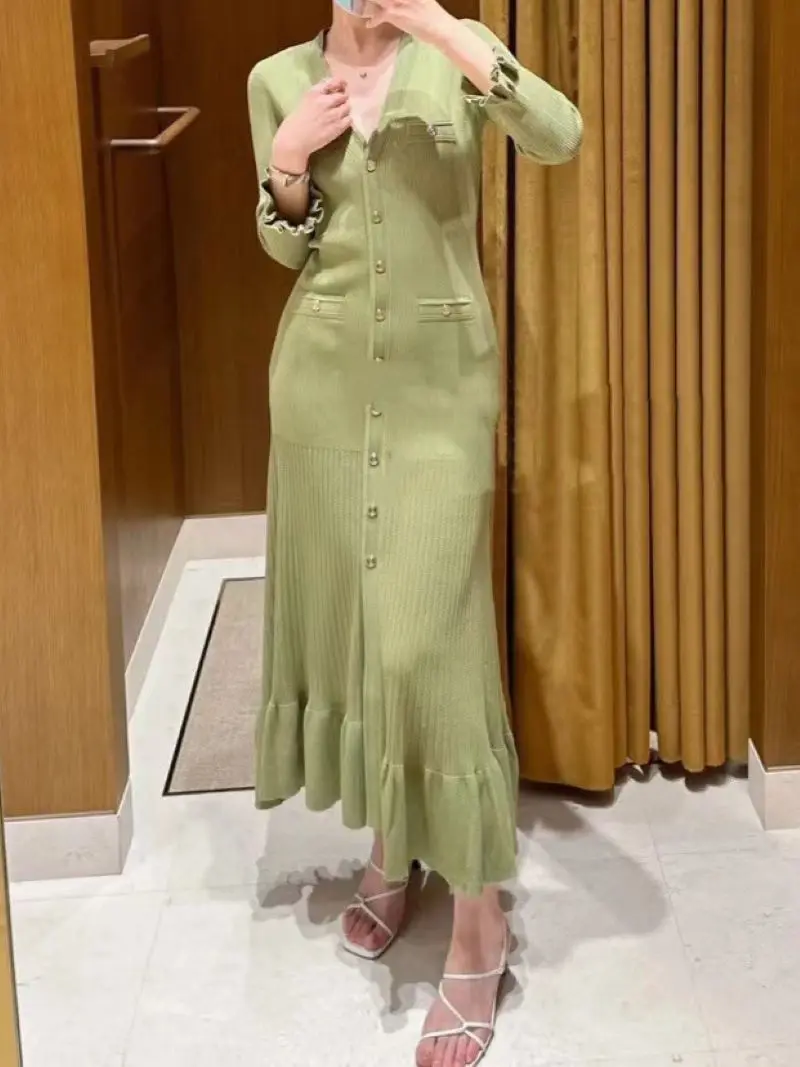 

Женское трикотажное платье средней длины, зеленое однобортное элегантное платье с оборками и длинным рукавом, V-образным вырезом