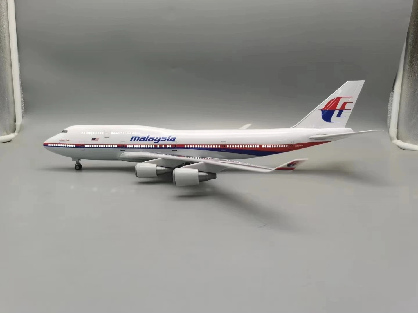 

47CM 1/157 Scale Aircraft 747 B747 Malaysian Airlines Model with Lights and Wheels Die-Cast Resin Aircraft Available for Collect