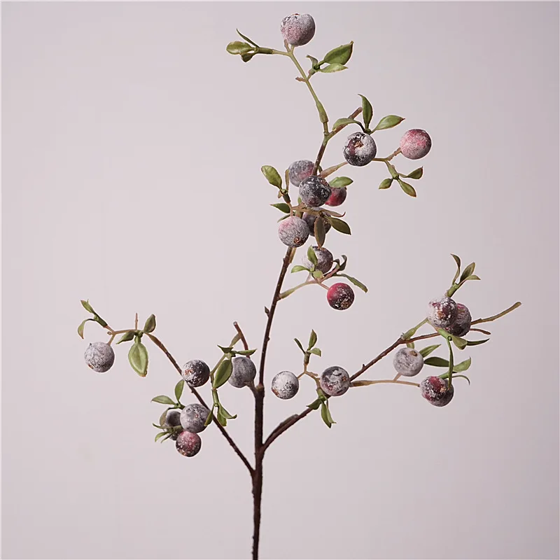 Obstschmuck für den Garten, lange Zweige mit Frost, lustige Pflanzen mit kleinen Äpfeln, individuelle Gestaltung für festliche Weihnachtsblumenarrangements – Detail 4