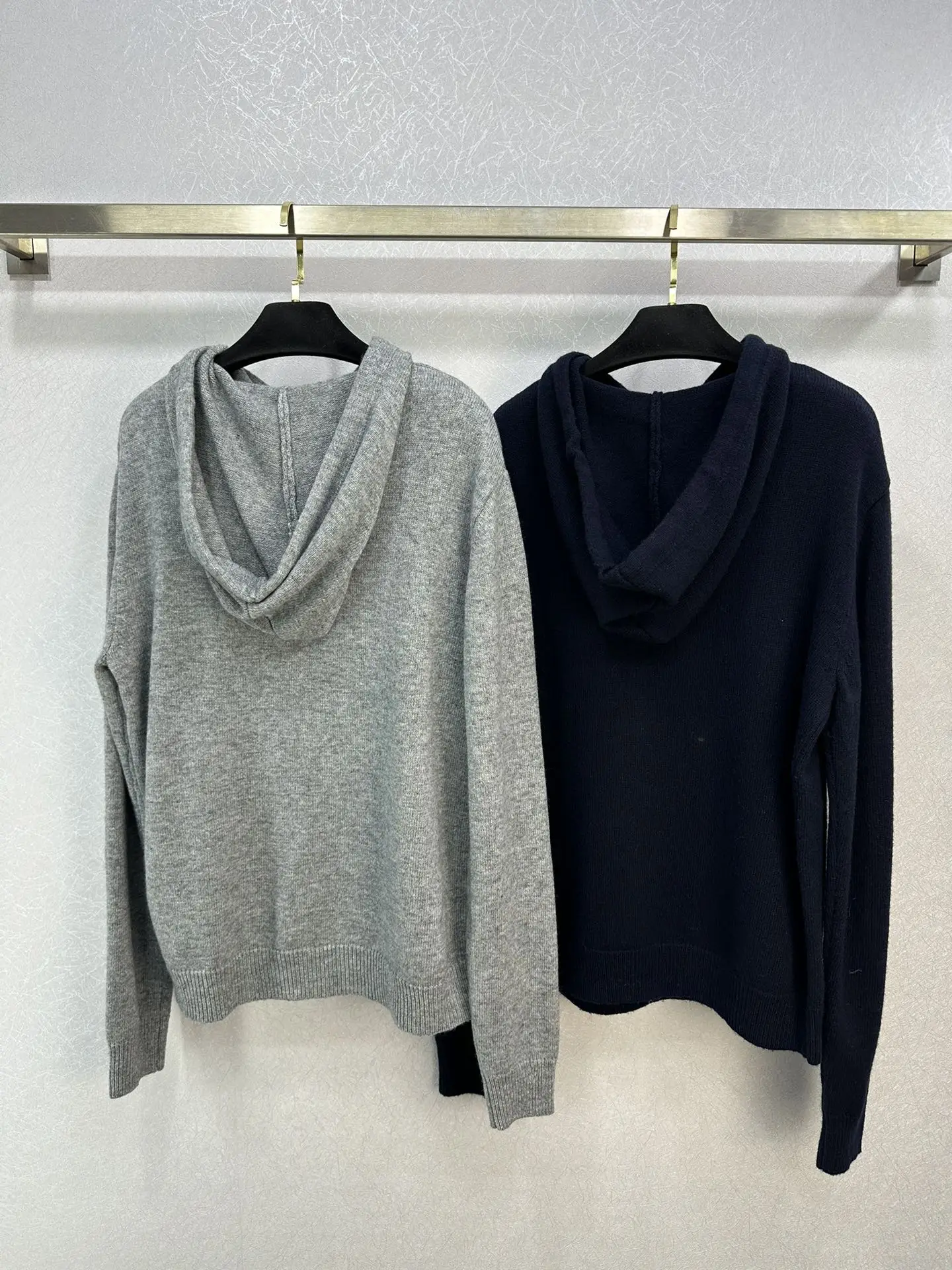 

The new autumn and winter minimalist design incorporates embroidery elements, simple and elegant, with a hooded zipper knit card