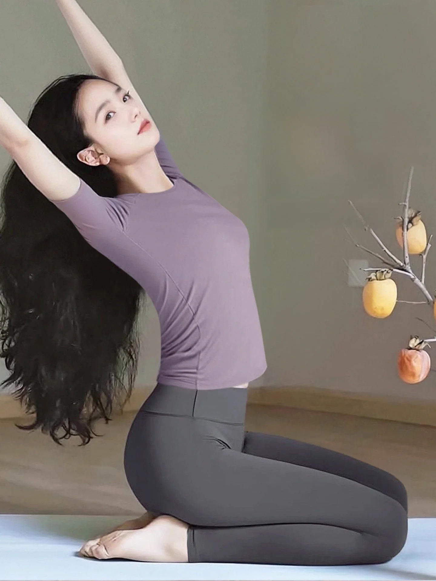 세련된 요가 피트니스 의류 세트 여성용 반팔 필라테스 의상 고급 통기성 수분 흡수 탄성 소재