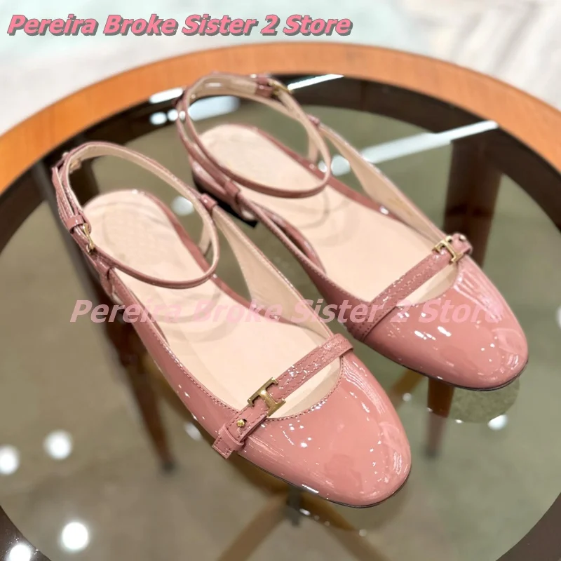 

Женские босоножки с ремешком на пятке, туфли с круглым носком и металлическим украшением, дышащие и уютные сандалии на массивном каблуке, лето 2024