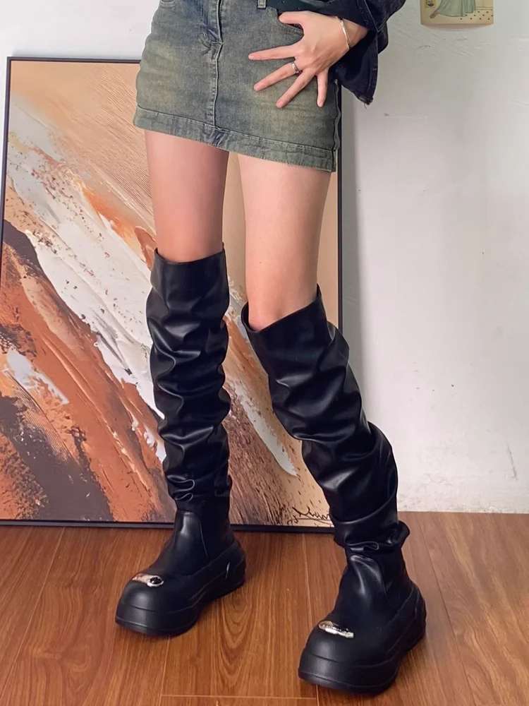 

Плиссированные ботфорты на толстой подошве, высокие кожаные сапоги с металлическим украшением, мотоциклетные женские рыцарские сапоги, зимняя обувь