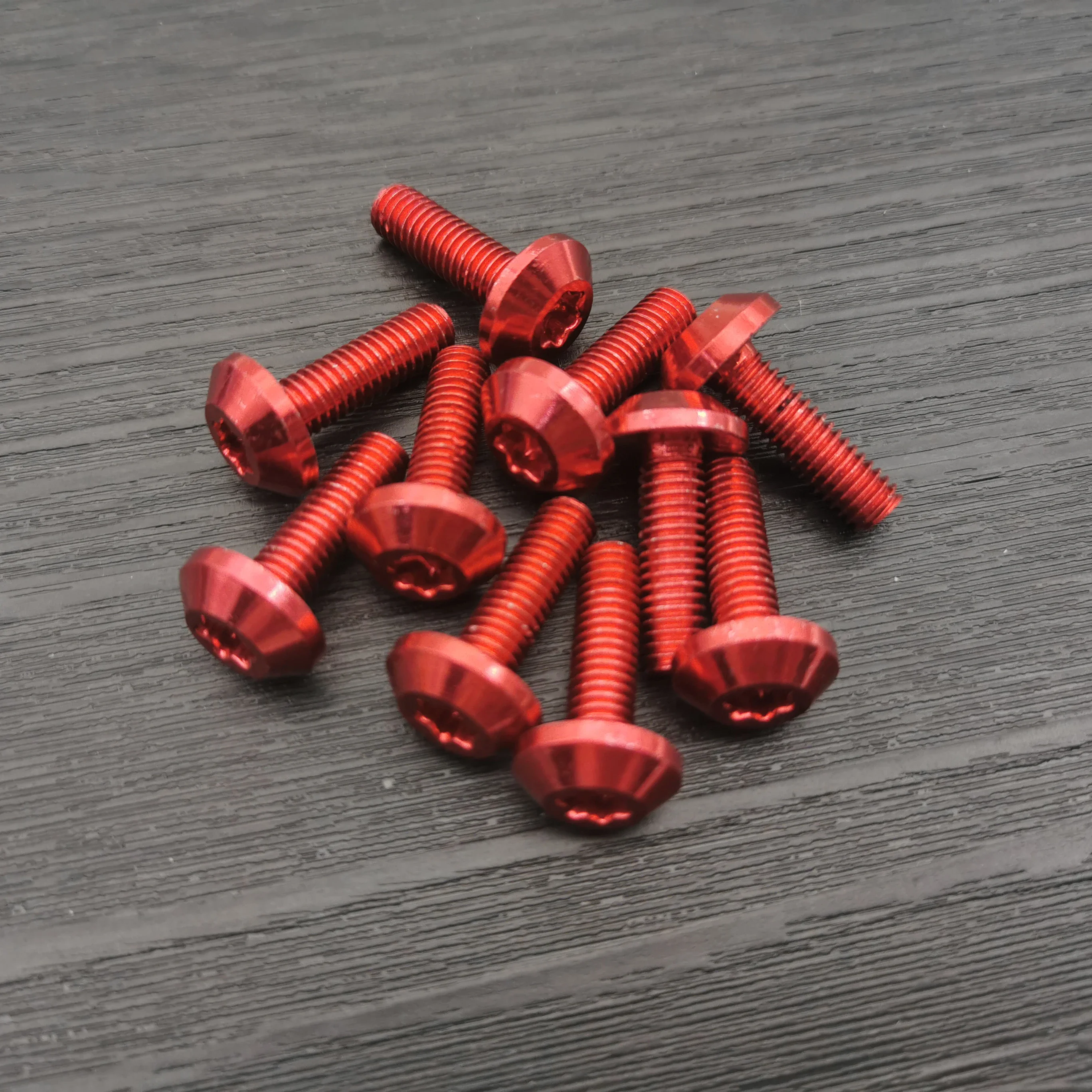 10 Stück Schrauben Schwarz Aluminium Zierbolzen M6 x 20mm M5 x 16mm Motorrad Rot Eloxiert 25mm Schrauben Rote Schrauben M6 M5 Flachkopf – Detail 7