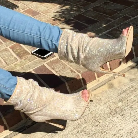 

Классические весенние ботильоны с открытым носком и блестящими стразами, привлекательные однотонные черные женские ботинки без застежек на тонком высоком каблуке