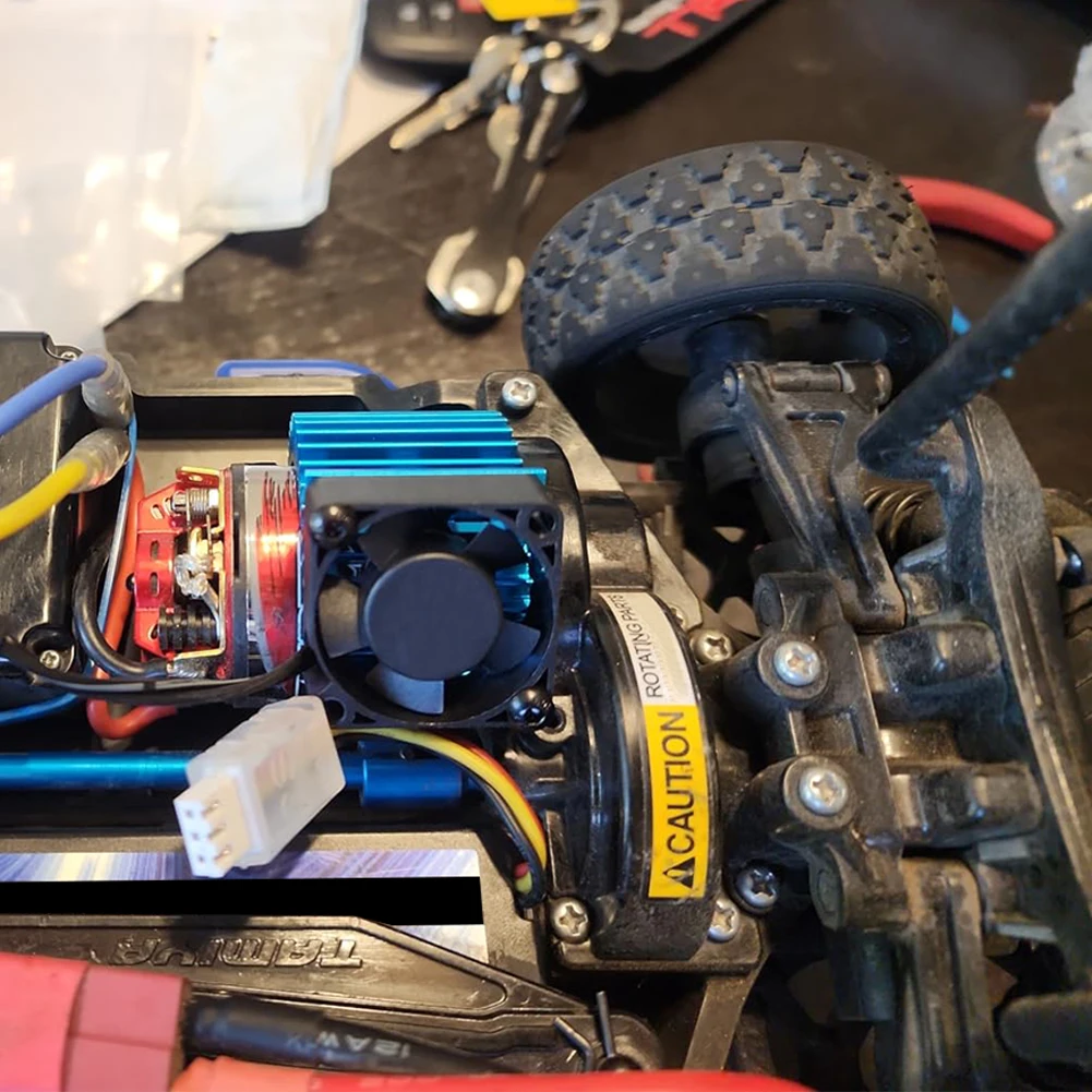 Gros plan sur le ventilateur aluminium pour moteur 380 390 2838 2845 2847 avec câble de connexion