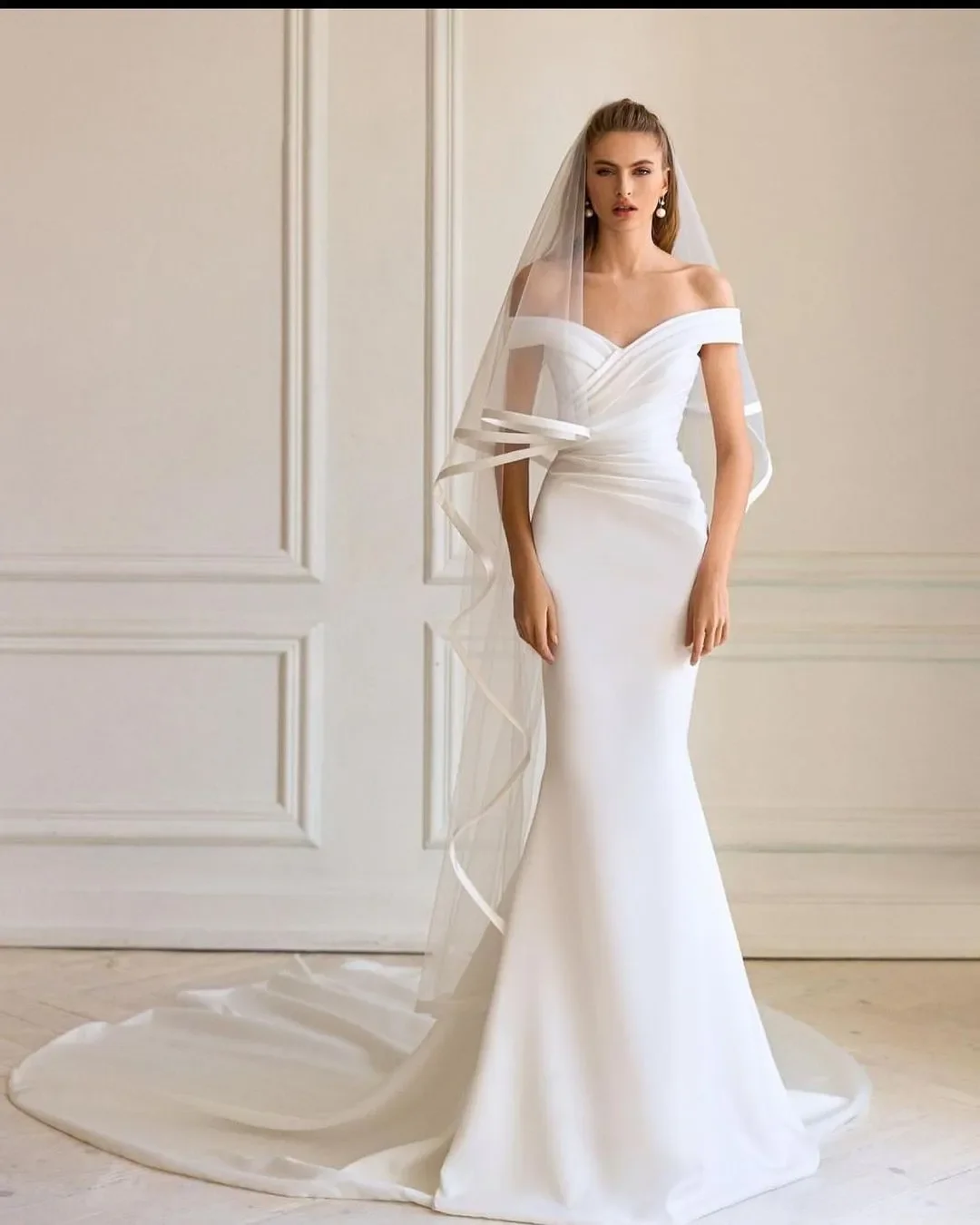 Robes de mariee sirene a col en V belle robe simple grande taille hors initie plis drapes tribunal train patients quoi que ce soit educatif
