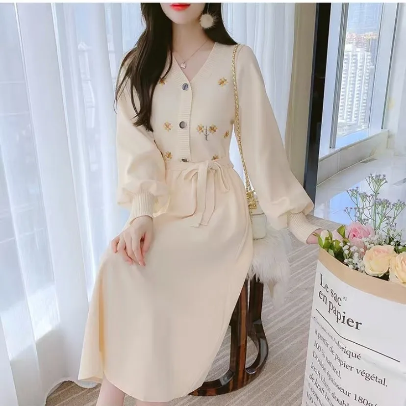 

2023 Autumn/winter New Sweet Korean V-neck Printed Knitted Spliced Corduroy Waistband Style Long Sleeved Dress