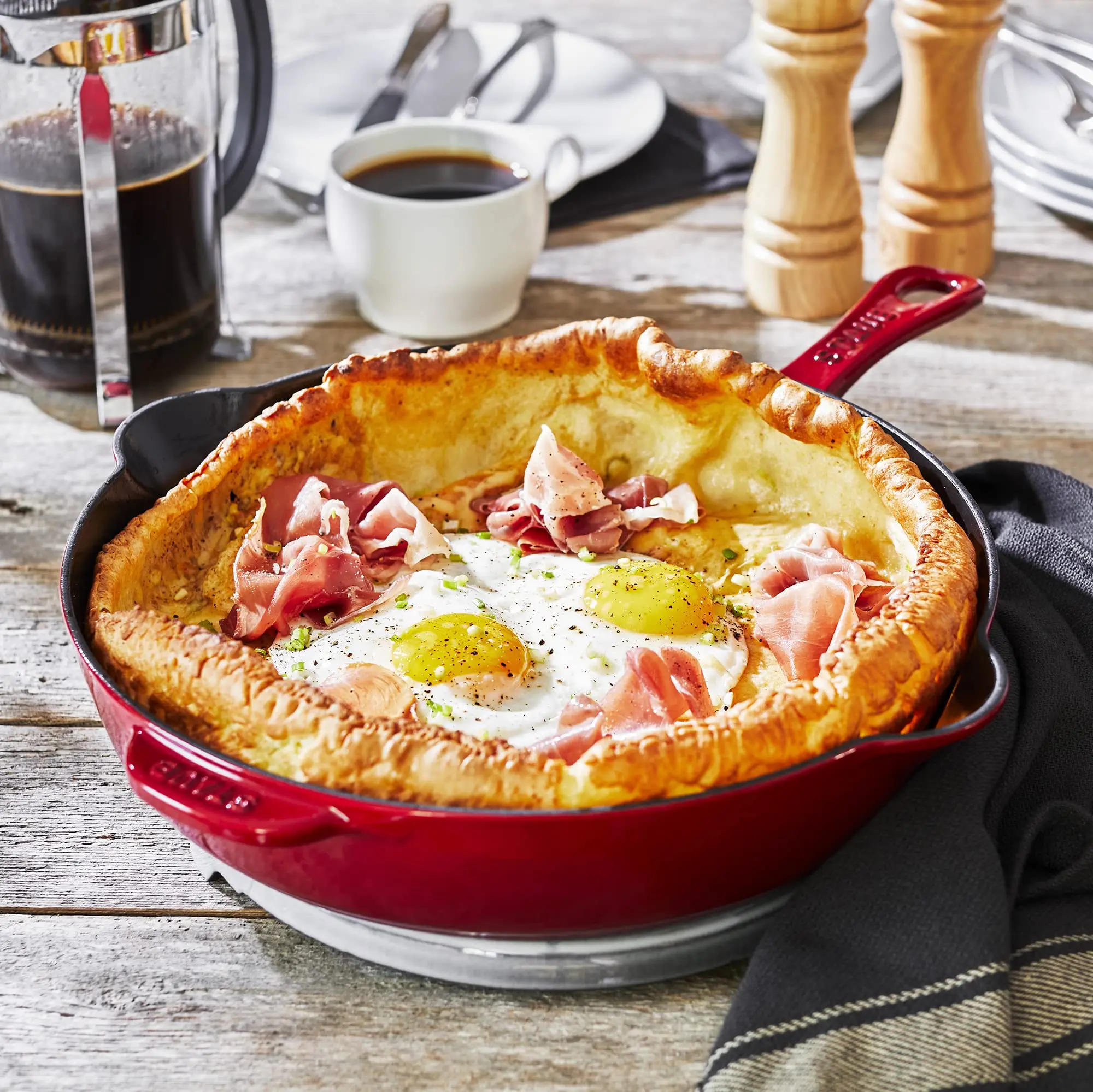 poêle fonte induction sur table dressée cuisson tarte